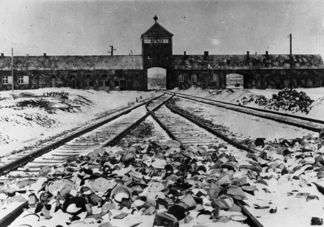  Tory kolejowe, wartownia i brama główna Auschwitz II