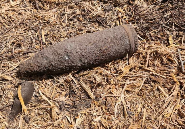 pocisk pod domkiem letniskowym
