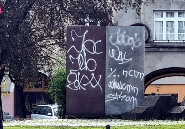 zniszczenie pomnika